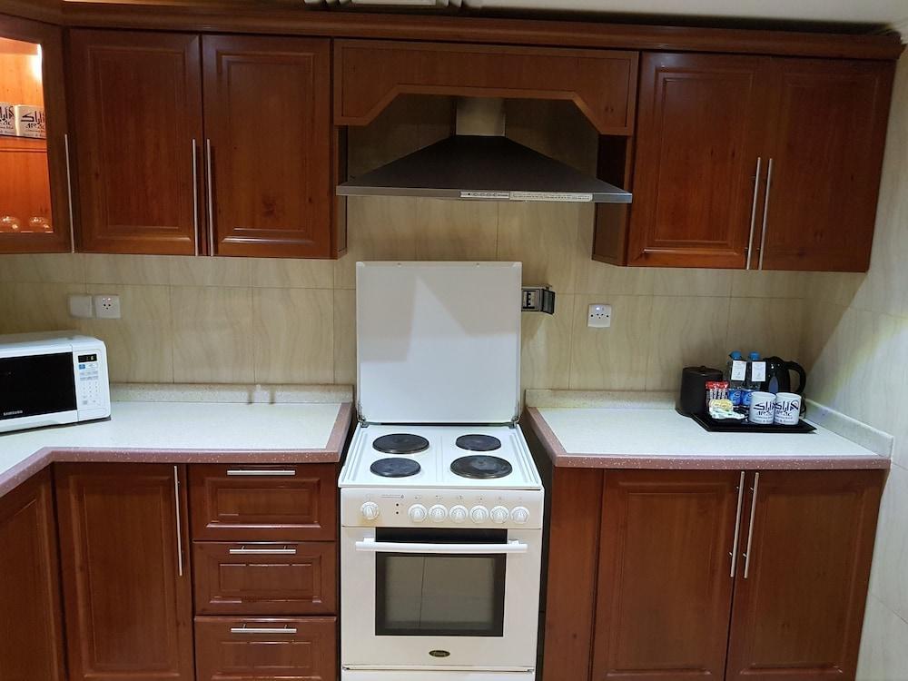 Taiba Suites Madinah Medine Dış mekan fotoğraf A typical kitchen