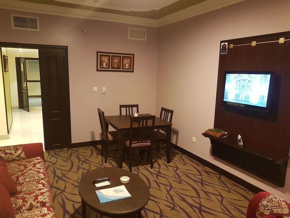 Taiba Suites Madinah Medine Dış mekan fotoğraf A living room in a suite at the hotel