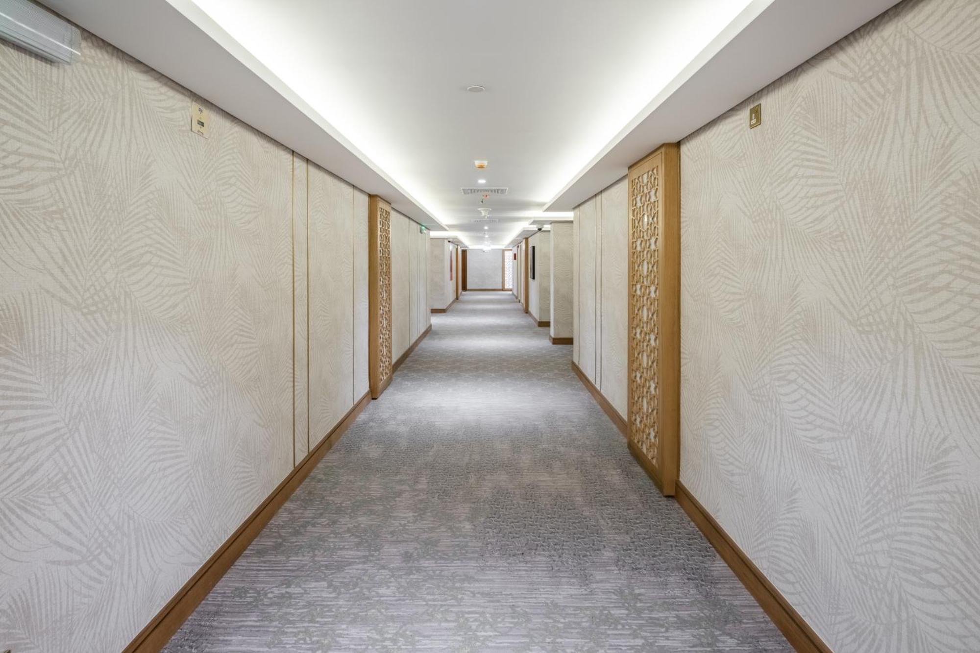 Taiba Suites Madinah Medine Dış mekan fotoğraf A corridor at the hotel