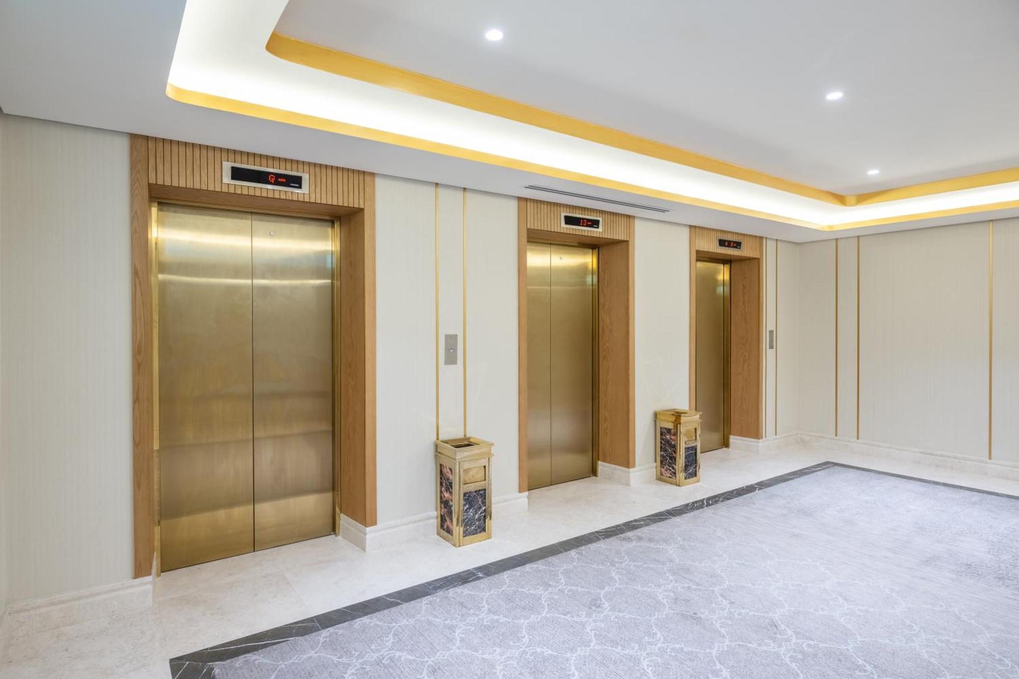 Taiba Suites Madinah Medine Dış mekan fotoğraf Elevators at the hotel