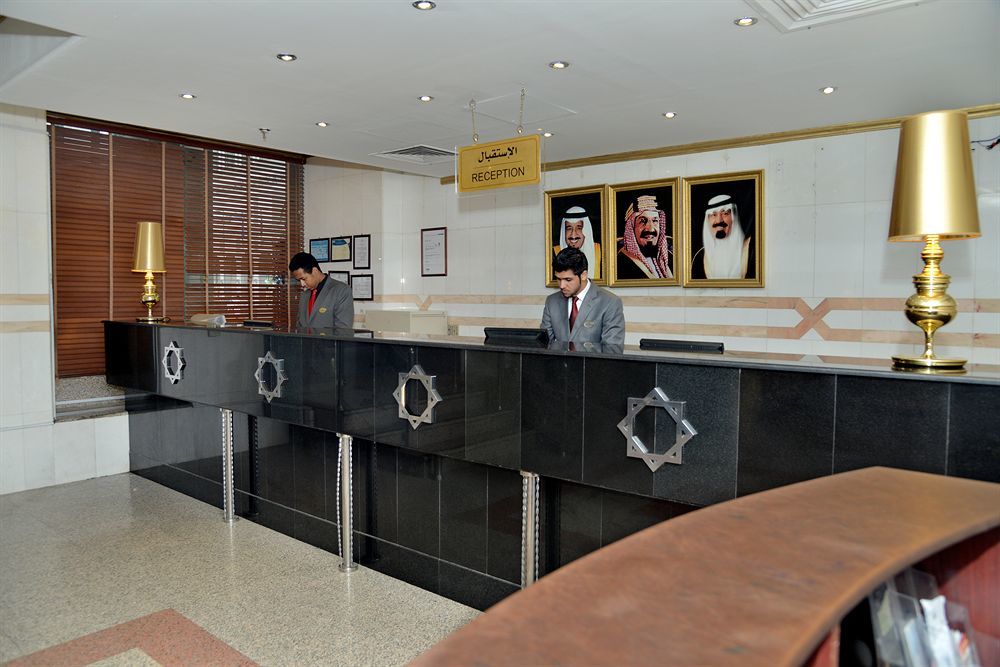 Taiba Suites Madinah Medine Dış mekan fotoğraf Reception desk at a hotel