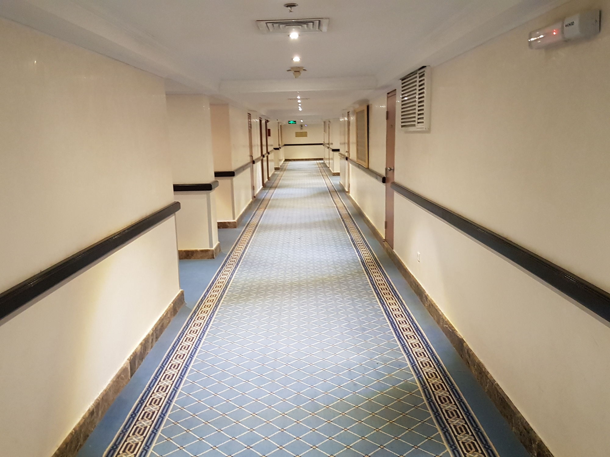 Taiba Suites Madinah Medine Dış mekan fotoğraf A corridor in a hotel