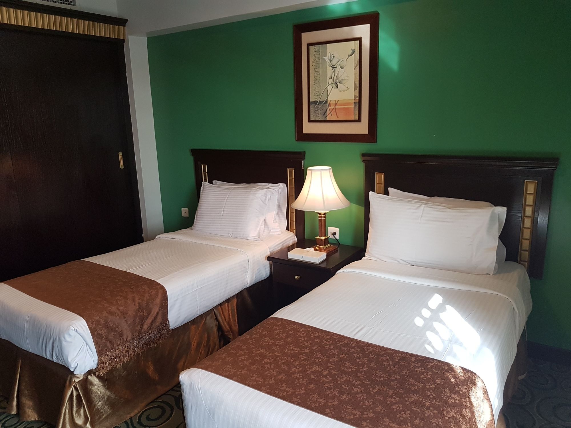 Taiba Suites Madinah Medine Dış mekan fotoğraf A room at the hotel