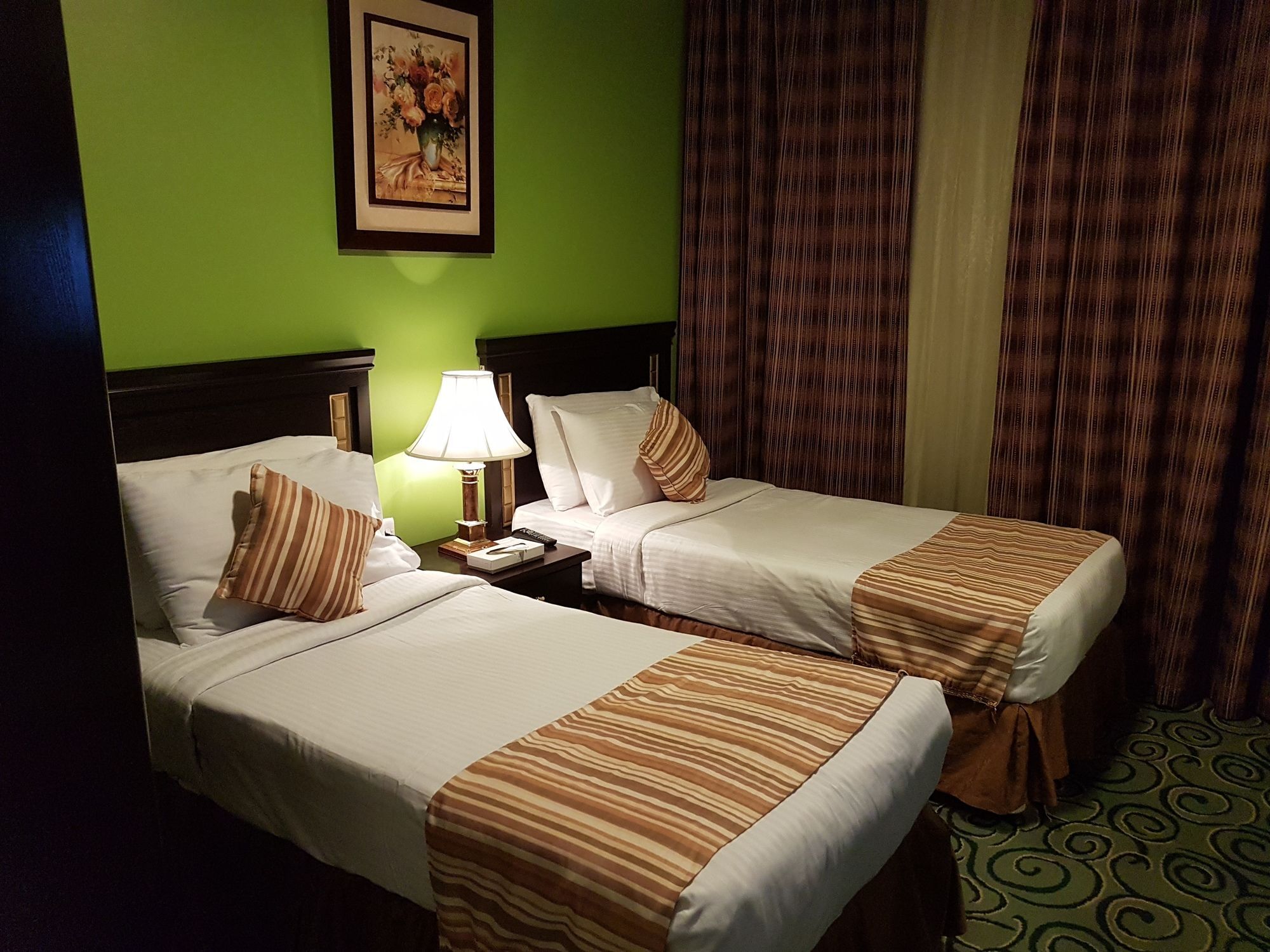 Taiba Suites Madinah Medine Dış mekan fotoğraf A room at the hotel