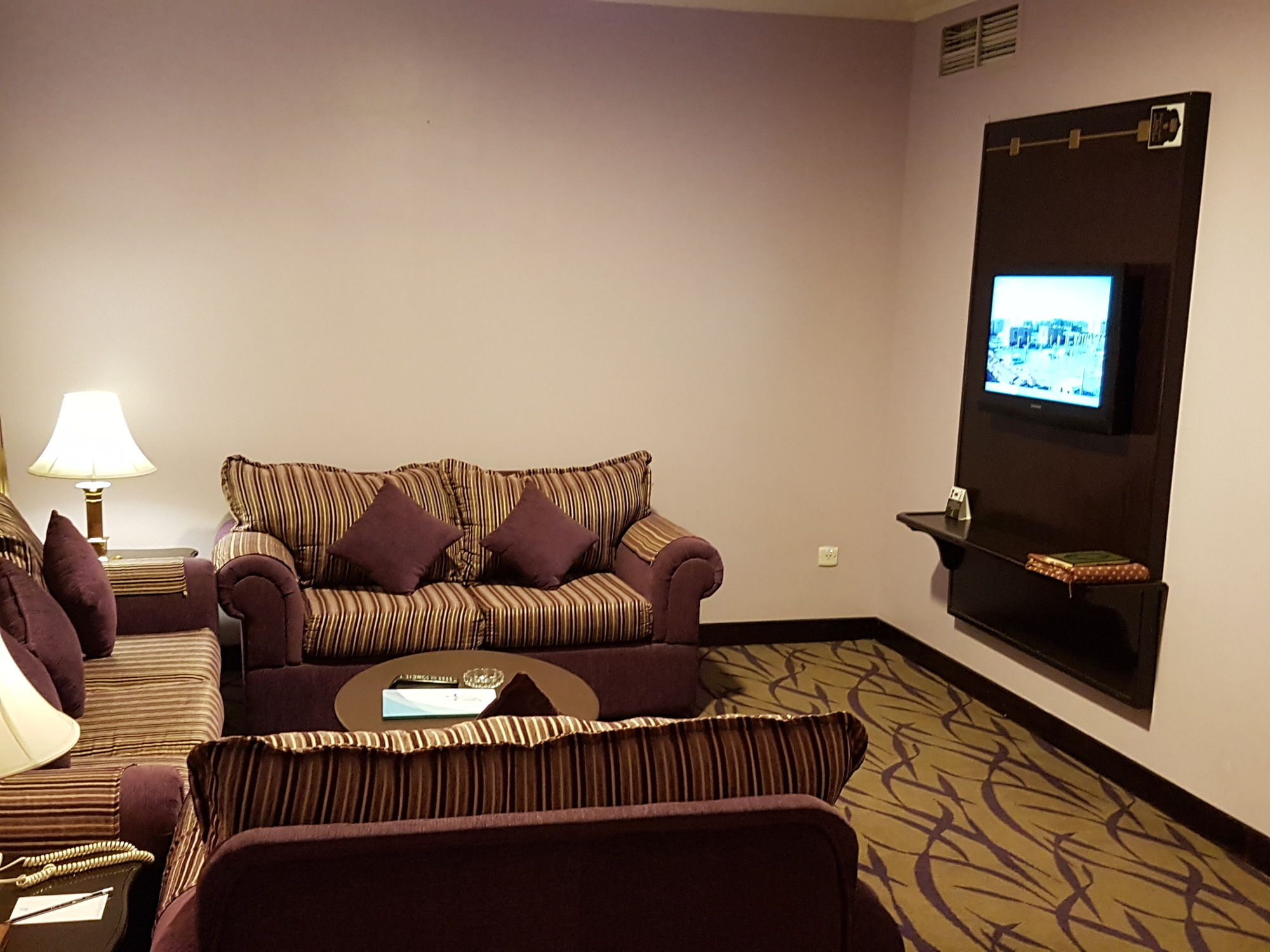 Taiba Suites Madinah Medine Dış mekan fotoğraf A living room in a hotel suite