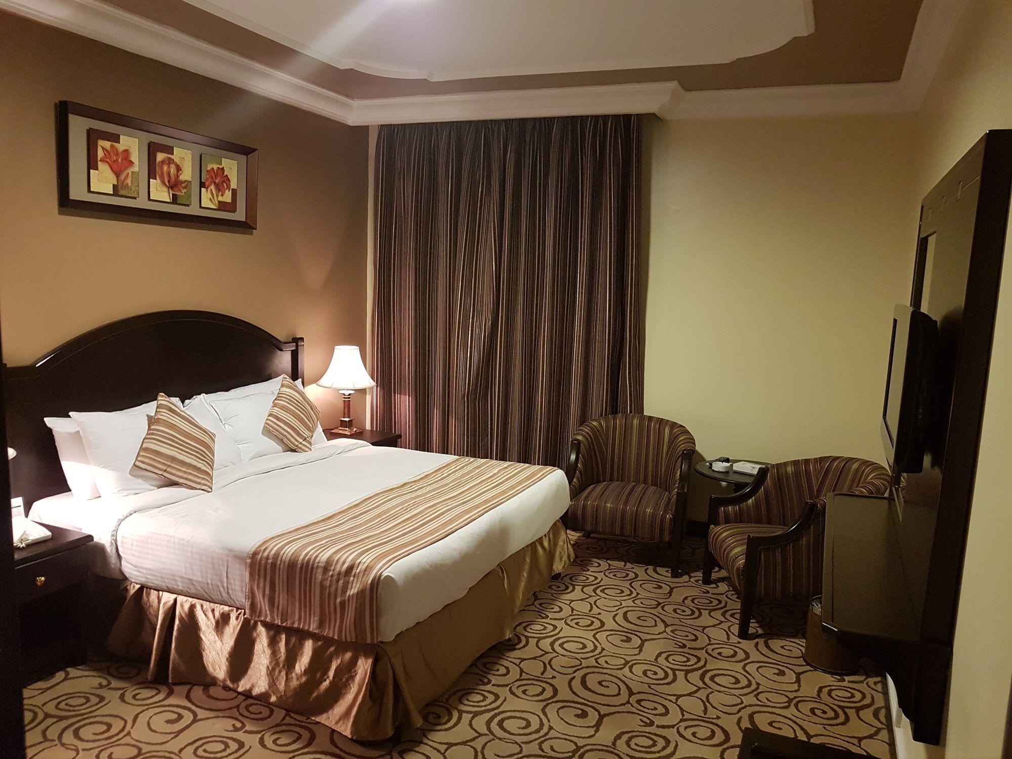 Taiba Suites Madinah Medine Dış mekan fotoğraf A room at the hotel