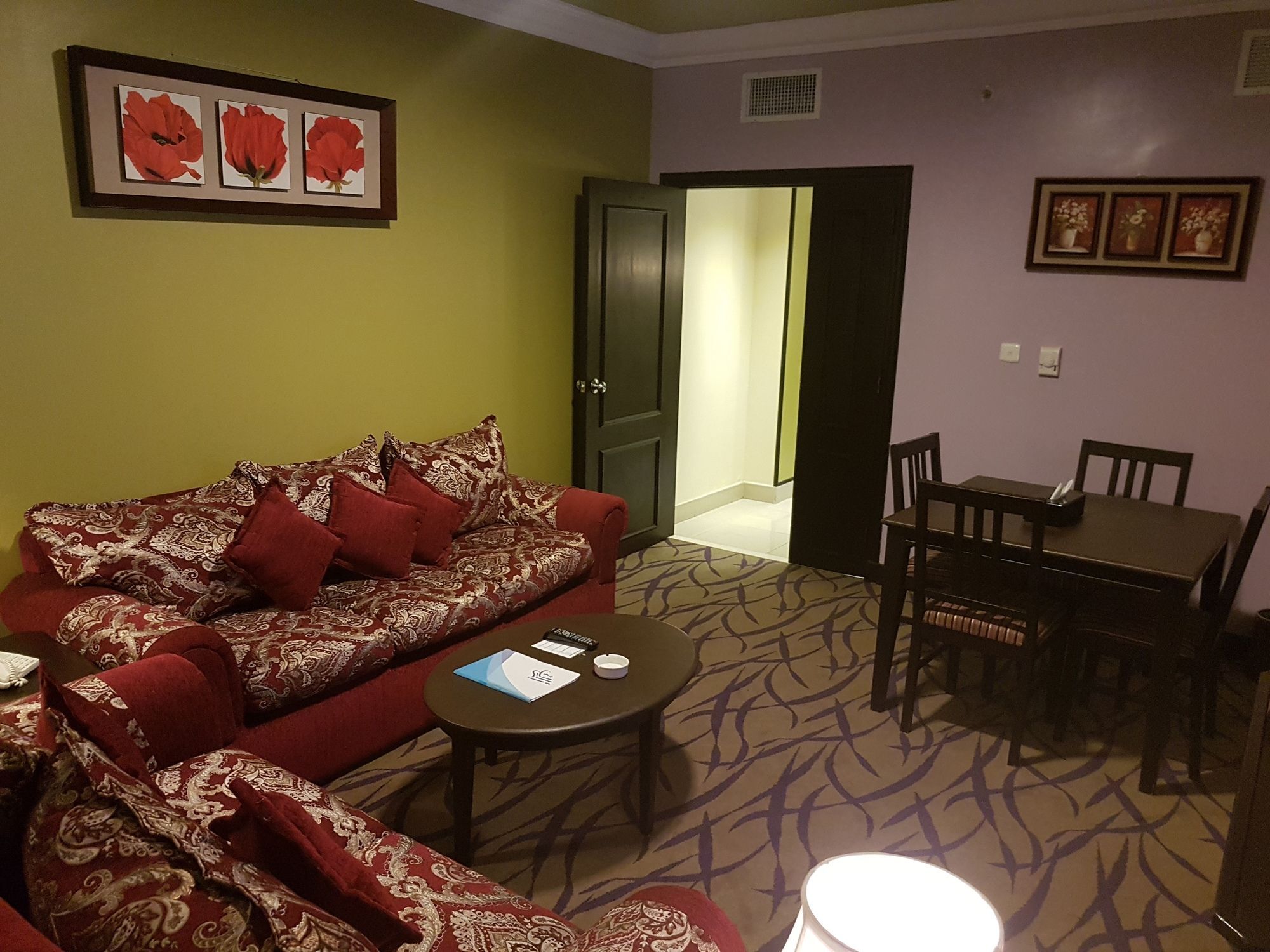 Taiba Suites Madinah Medine Dış mekan fotoğraf Living room of a suite at the MGM Grand