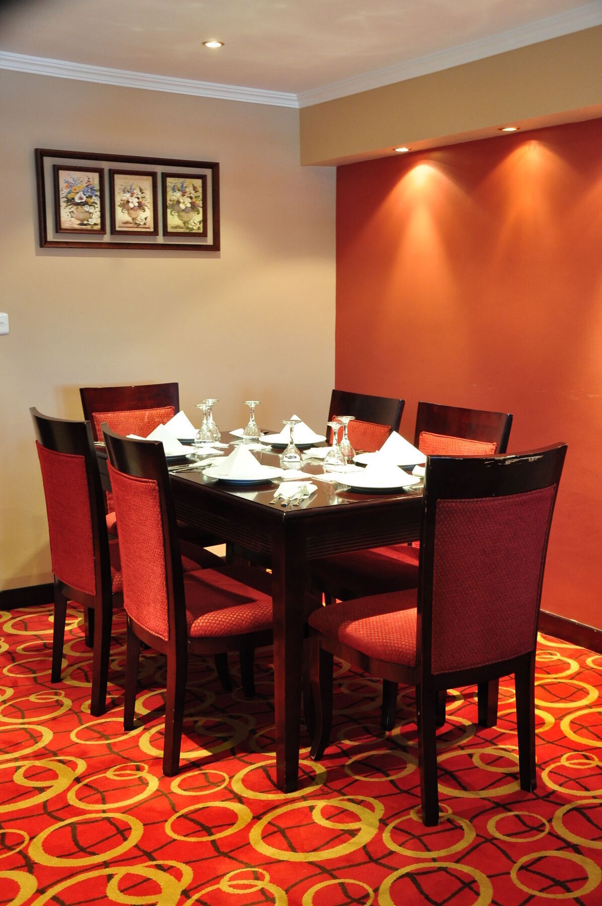 Taiba Suites Madinah Medine Dış mekan fotoğraf A dining table