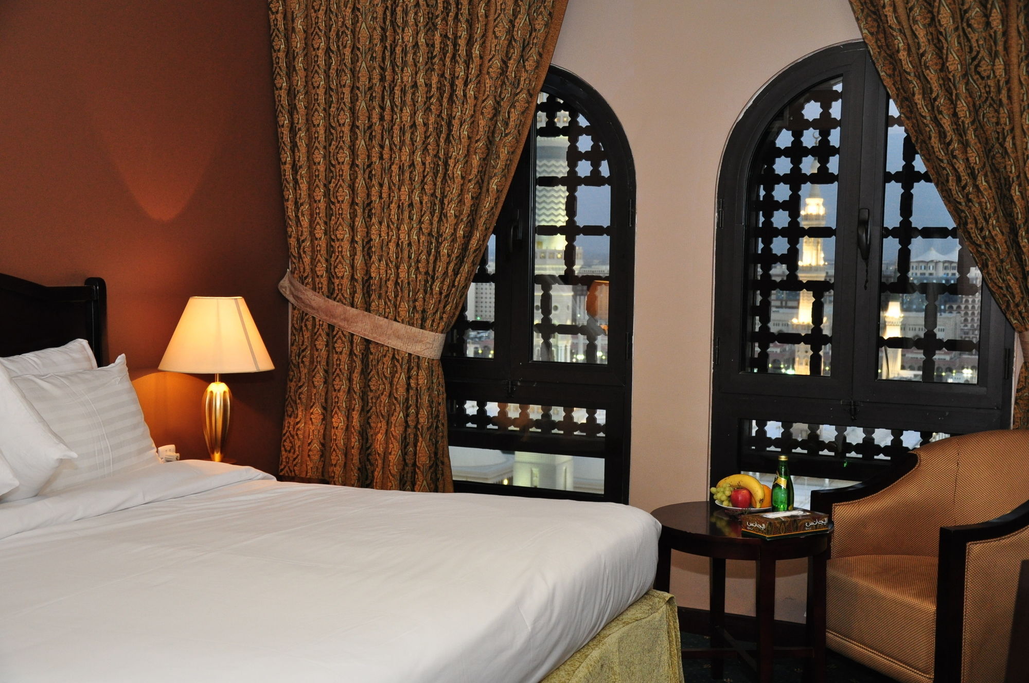 Taiba Suites Madinah Medine Dış mekan fotoğraf A room at the hotel