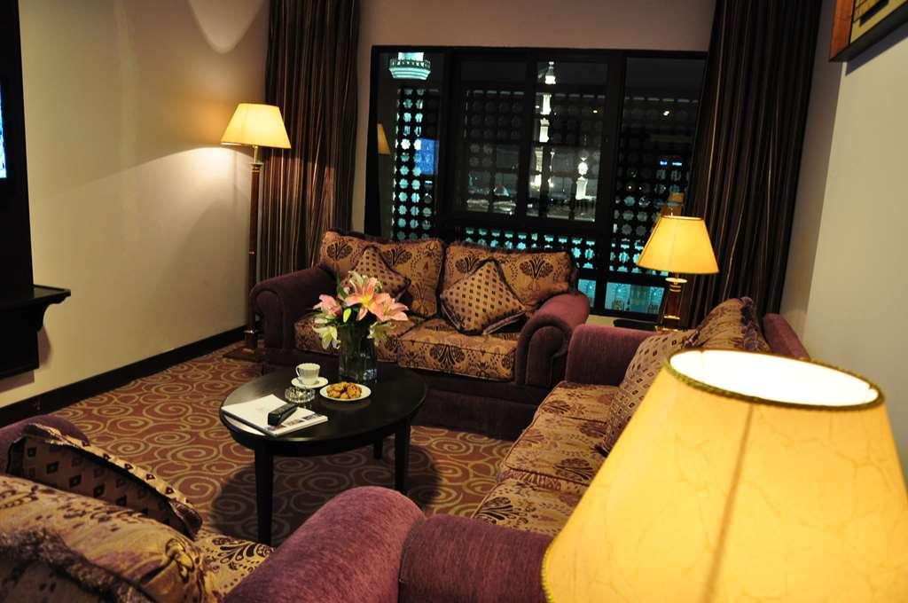 Taiba Suites Madinah Medine Oda fotoğraf A suite at the hotel
