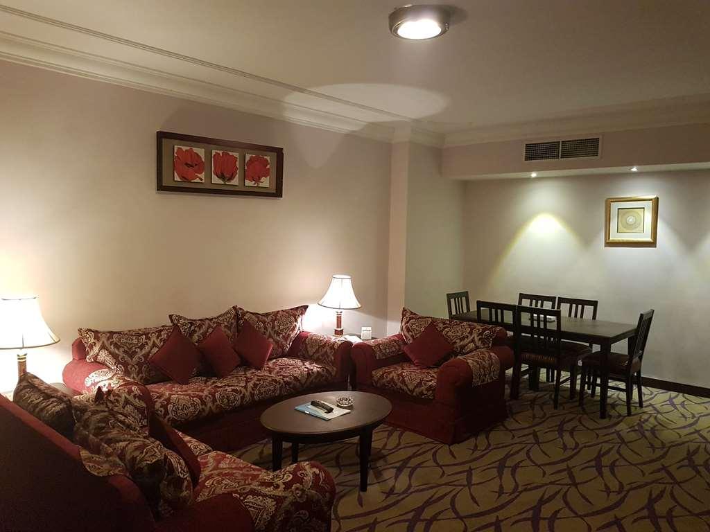 Taiba Suites Madinah Medine Oda fotoğraf A suite at the hotel
