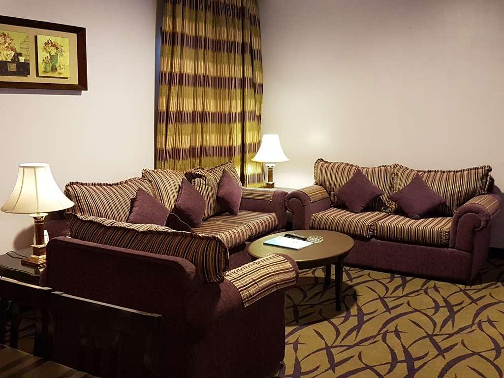 Taiba Suites Madinah Medine Oda fotoğraf A living room