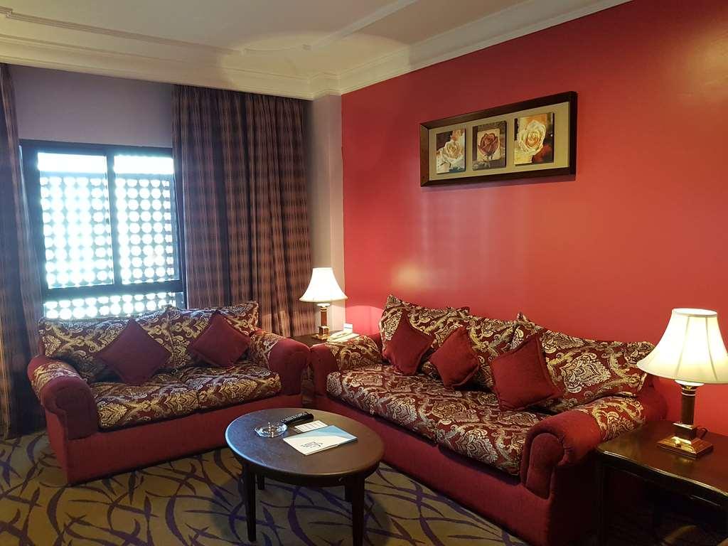 Taiba Suites Madinah Medine Oda fotoğraf A living room in a suite at the Grand Hotel